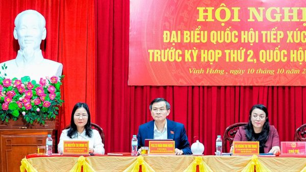 Đồng chí Đoàn Minh Huấn tiếp xúc cử tri tại Nghệ An