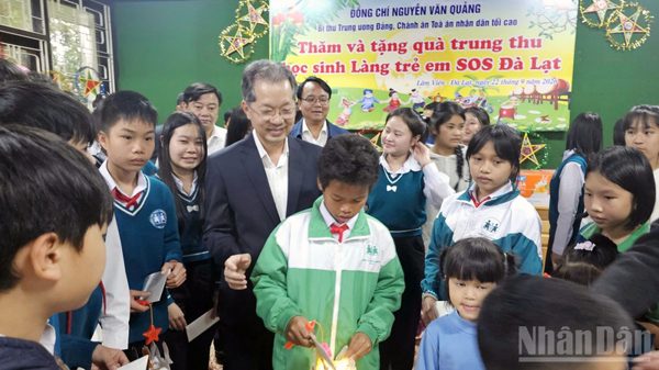 Đồng chí Nguyễn Văn Quảng thăm và trao quà Trung thu tặng Làng trẻ em SOS Đà Lạt