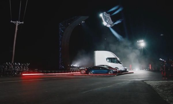 Động cơ giúp xe của Tesla bay như tên lửa và xoay vòng