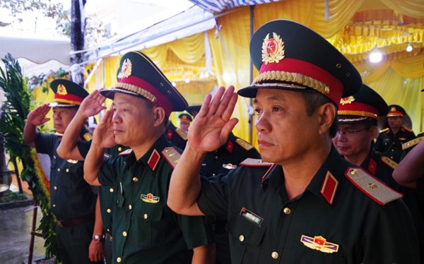 Đồng đội, người thân đội mưa tiễn biệt Trung tá Trần Văn Tùng tử nạn khi cứu dân