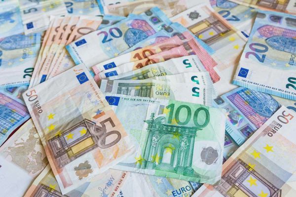 Đồng euro rơi xuống mức thấp nhất trong 17 tháng