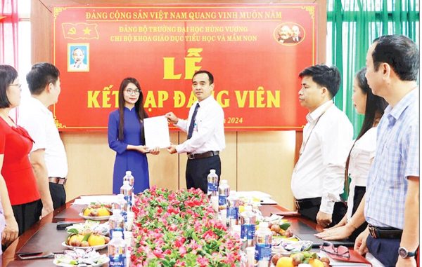 Đồng hành, hỗ trợ cơ sở trong công tác phát triển đảng viên ở Phú Thọ