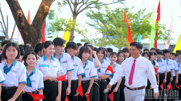 Đồng loạt khai giảng năm học mới tại vùng sông nước Cà Mau