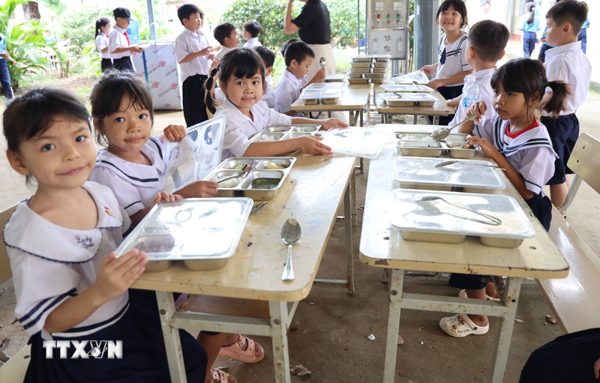 Đồng Nai: Bữa ăn bán trú ấm lòng học sinh vùng biên