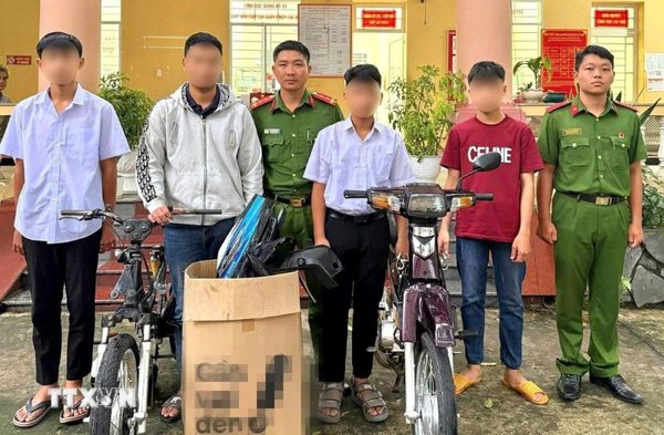 Đồng Nai: Xử lý hai thiếu niên chạy xe máy “bốc đầu” không đội mũ bảo hiểm