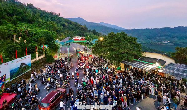Đông nghịt khách đổ về Ba Vì săn mây từ mờ sáng