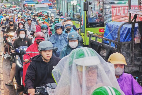 Dòng người dầm mưa vì 2 ô tô va quệt không chịu rời đi ở TPHCM