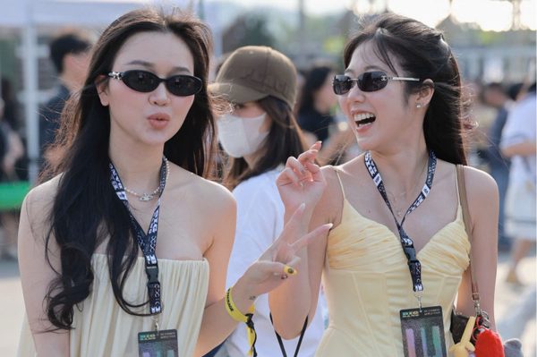 Dòng người đang đổ về sân Mỹ Đình