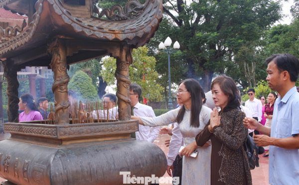 Dòng người đổ về đất võ Tây Sơn ngày giỗ Vua Quang Trung