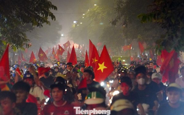 Dòng người đổ về tuyến phố trung tâm