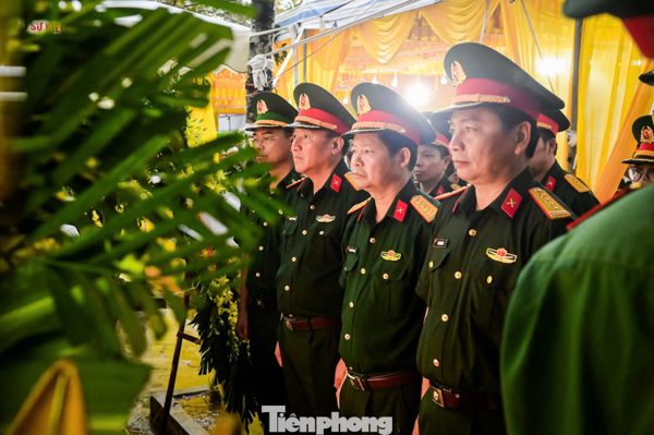 Dòng người đội mưa tầm tã đến viếng Trung tá Trần Văn Tùng