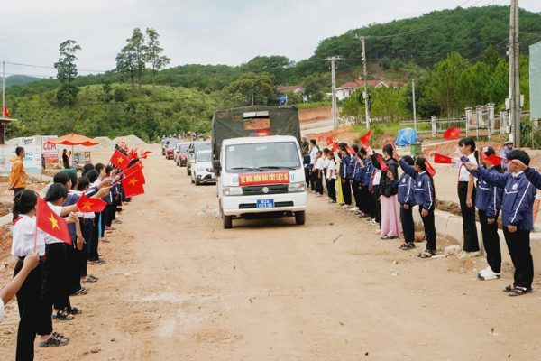Dòng người nghiêm trang 2 bên đường tiễn liệt sĩ được tìm thấy sau 45 năm