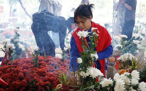 Dòng người rưng rưng tự hào đến tri ân tại Nghĩa trang Liệt sĩ TP.HCM