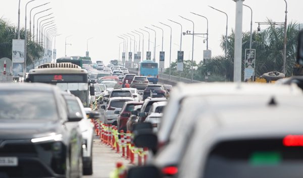 Dòng ôtô nhích từng chút lên cầu Thăng Long trong ngày đầu cấm xe để thi công trạm cân