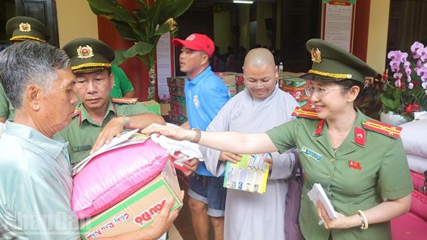 Đồng Tháp: 2.000 người lớn, trẻ em được khám bệnh, tặng quà