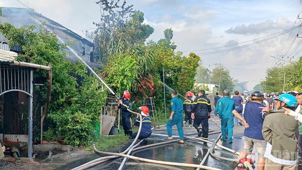 Đồng Tháp: Cháy nhà nuôi yến nằm sát Quốc lộ 30 gây ùn tắc giao thông