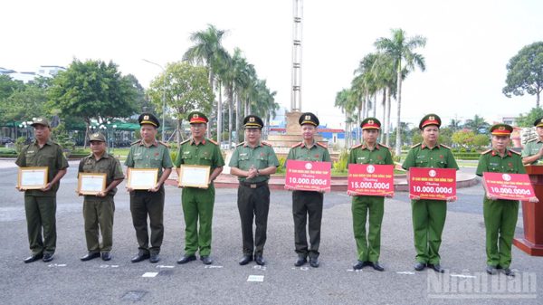 Đồng Tháp khen thưởng tập thể, cá nhân có thành tích đấu tranh phòng, chống tội phạm
