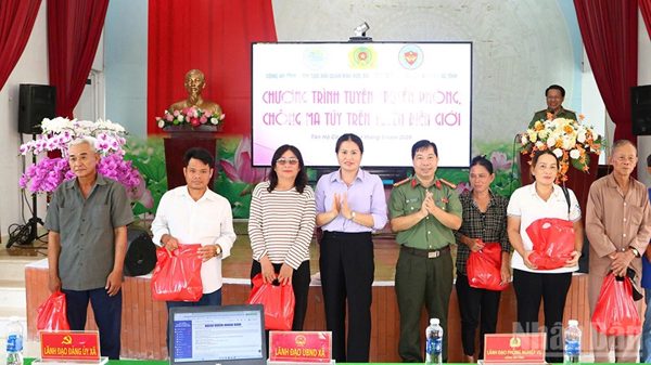 Đồng Tháp: Người dân biên giới được tặng quà, thi rung chuông vàng