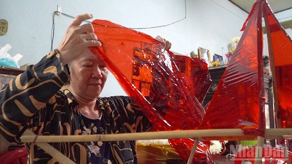 Đồng Tháp: Người phụ nữ 35 năm giữ nghề làm lồng đèn trung thu