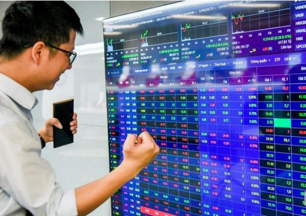 Dòng tiền ồ ạt vào nhóm chứng khoán