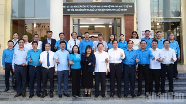 Động viên, thăm hỏi các y, bác sĩ làm việc tại bệnh viện Trung ương, cơ sở Ninh Bình