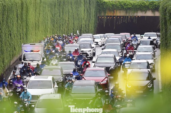 Dòng xe 'chôn chân' qua hầm chui Trung Hòa trong giờ cao điểm