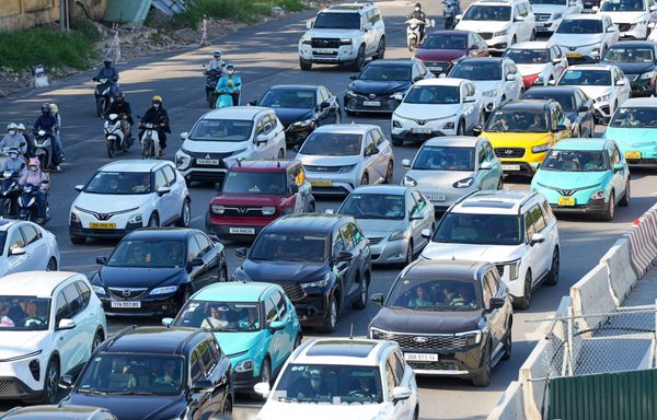 Dòng xe ken đặc nút giao Cổ Linh - cầu Vĩnh Tuy chiều cuối kỳ nghỉ lễ