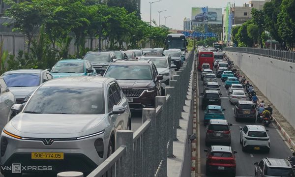 Dòng xe ken đặc quanh Tân Sơn Nhất trước kỳ nghỉ 2/9