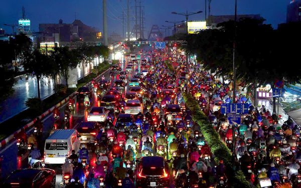 Dòng xe ken đặc trên đường Phạm Văn Đồng, hướng về sân bay Tân Sơn Nhất
