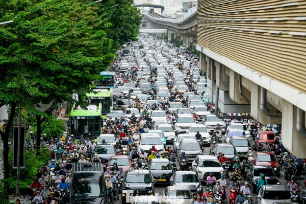 Dòng xe ken đặc trên nhiều tuyến đường Hà Nội sáng đầu tuần