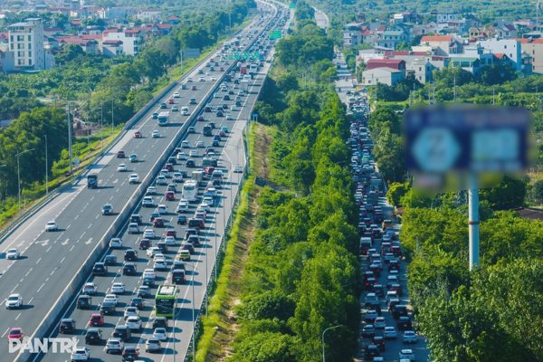 Dòng xe nối dài ở cửa ngõ Hà Nội ngày cuối kỳ nghỉ lễ Quốc khánh 2/9