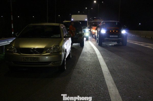 Dòng xe nối đuôi 'mở hàng' cao tốc Bến Lức - Long Thành thông toàn tuyến
