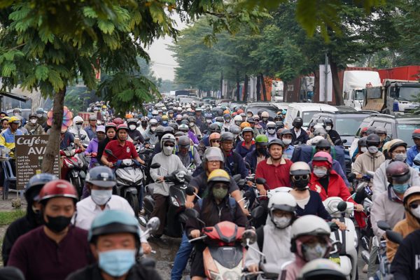 Dòng xe nối đuôi nhau nhích từng mét ở cửa ngõ phía Nam TP.HCM