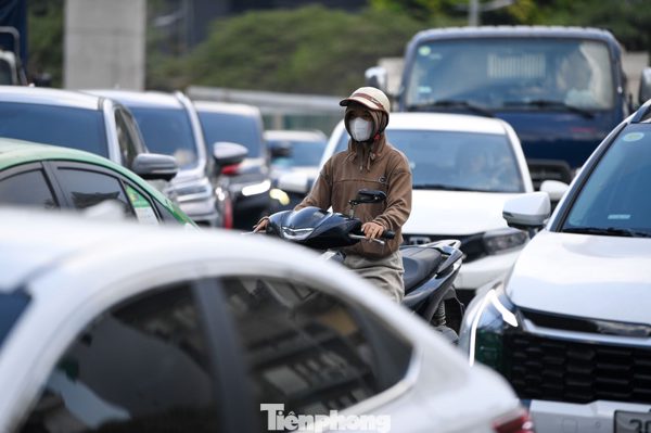 Dòng xe ùn tắc hàng dài trong ngày đầu phân luồng thi công cầu Tứ Liên