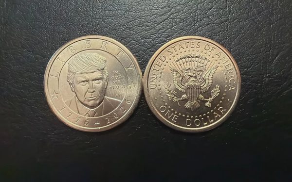 Đồng xu có hình ông Trump lưu hành tại Mỹ, mua cuộn 25 đồng giá đến 61 USD
