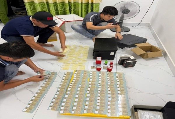 Đột kích 'xưởng' làm giả hàng trăm phôi căn cước công dân, giấy phép lái xe