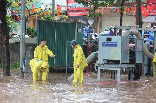 Đợt ngập diện rộng thử thách hạ tầng thoát nước Hà Nội
