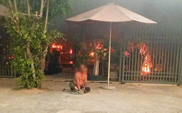 Đốt nhà, ôm chặt người tình giữa đám lửa