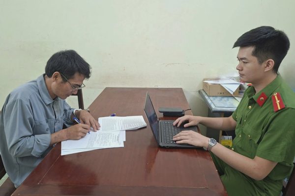 Đột nhập phim trường ăn trộm nhiều máy ảnh
