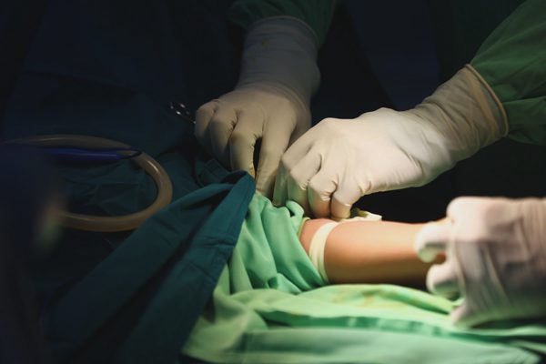 Đột quỵ sau chặng đường dài ngủ vẹo cổ trên ô tô
