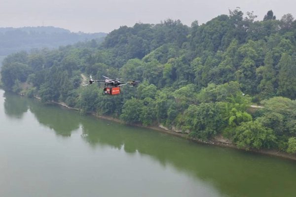Drone giao hàng ở nông thôn Trung Quốc, chuyển từng củ lạc, trái chanh