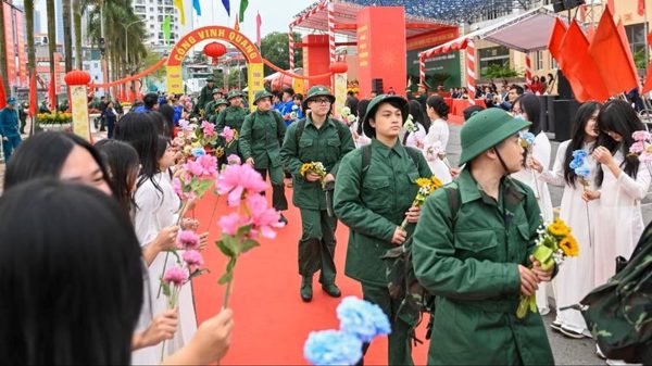 Đủ 18 tuổi, đang học lớp 10 tại cơ sở giáo dục nghề nghiệp-giáo dục thường xuyên công lập có được tạm hoãn gọi nhập ngũ?