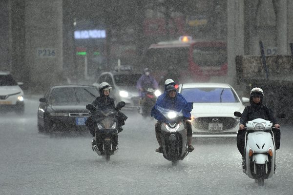 Dự báo thời tiết 16/8: Miền Bắc nắng nóng cục bộ, vẫn xuất hiện mưa giông