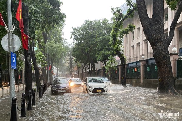 Dự báo thời tiết 18/8: Miền Bắc hứng mưa lớn dữ dội, nguy cơ ngập úng