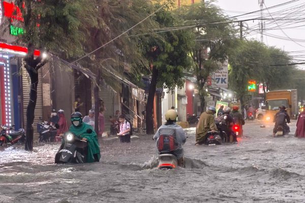 Dự báo thời tiết 19/10/2026: TPHCM và Nam Bộ mưa lớn cục bộ, miền Bắc nắng 34 độ