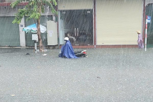 Dự báo thời tiết 21/9: Miền Bắc nắng oi, Nam Trung Bộ và Nam Bộ hứng mưa lớn