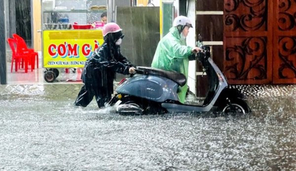 Dự báo thời tiết ngày 12/10: Miền Bắc nắng ráo trên 33°C, miền Nam mưa to cục bộ