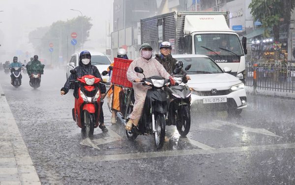 Dự báo thời tiết ngày 13/10: Miền Trung và Nam hứng mưa, nguy cơ ngập úng