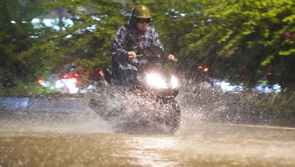 Dự báo thời tiết ngày 18/10: Bắc Bộ nắng ráo, Nam Bộ mưa dông lúc chiều và tối