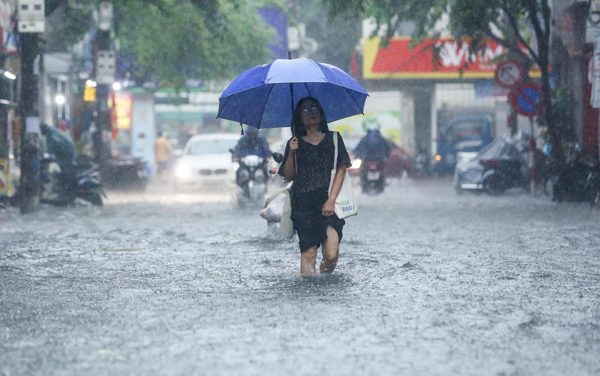 Dự báo thời tiết ngày 27/8: Miền Bắc hứng mưa, đề phòng dông lốc